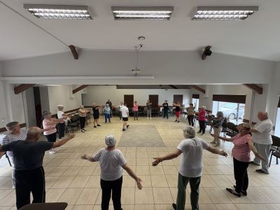 Seniorzy w&nbsp;akcji – kijki na sali, energia w&nbsp;powietrzu!