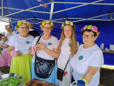 SENIORZY Z&nbsp;OSINY PODBILI SERCA PUBLICZNOŚCI! Polonez, własnoręczne stroje i&nbsp;najlepsze burgery na Dożynkach w&nbsp;Węgorzycach!